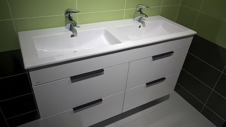 Bijeli viseča kopalniška omarica Jika Plan s keramičkim dvostrukim umivaonikom i ladicama s potpunim izvlačenjem.