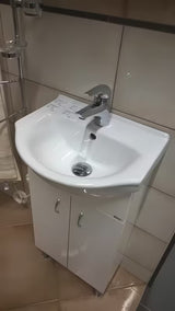 Bela omarica z umivalnikom Keramia Pro širine 43 cm, primerna za manjšo kopalnico.