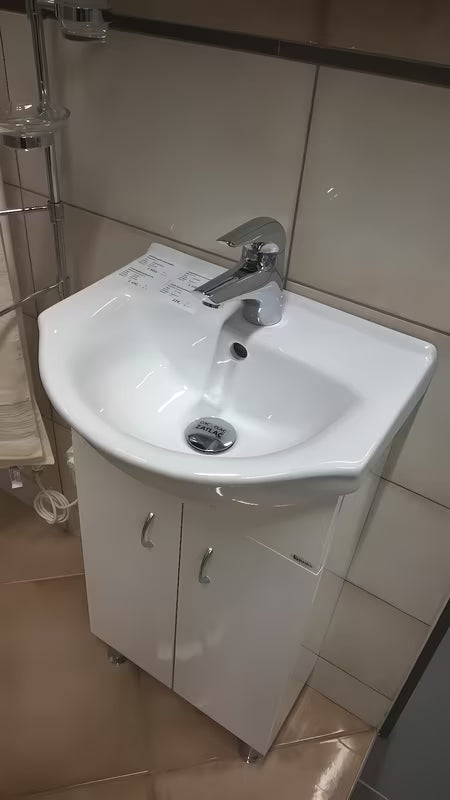 Bela omarica z umivalnikom Keramia Pro širine 43 cm, primerna za manjšo kopalnico.