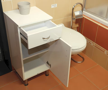 Belo lakirana kopalniška omarica Keramia Pro s z vrati in po višini nastavljivimi nogicami.