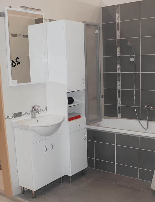 Bela visoka kopalniška omarica Keramia Pro s z lakiranimi stranicami in frontami.