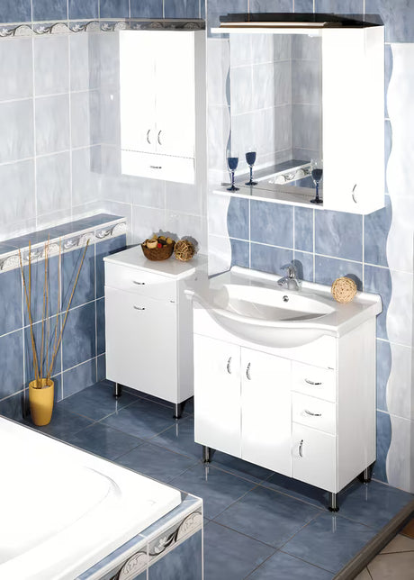 Bijela kopalniška omarica z umivalnikom Keramia Pro neutralnog dizajna, prikladna za većinu kupaonica.