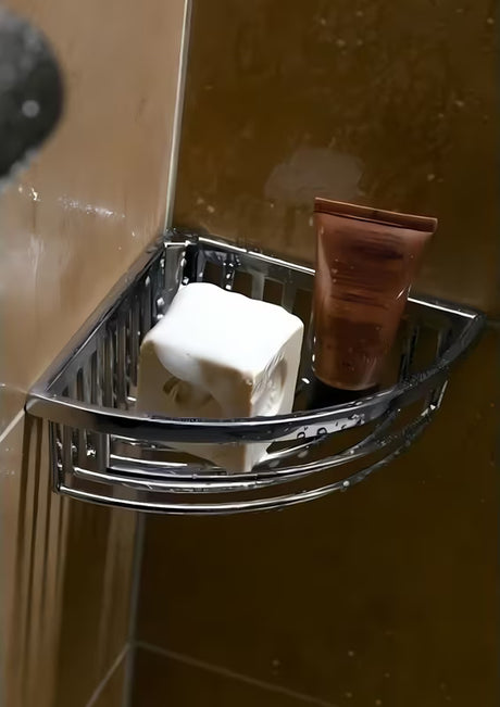 Kromirana žična kotna stenska polica Keuco za milo in gobico za umivanje.