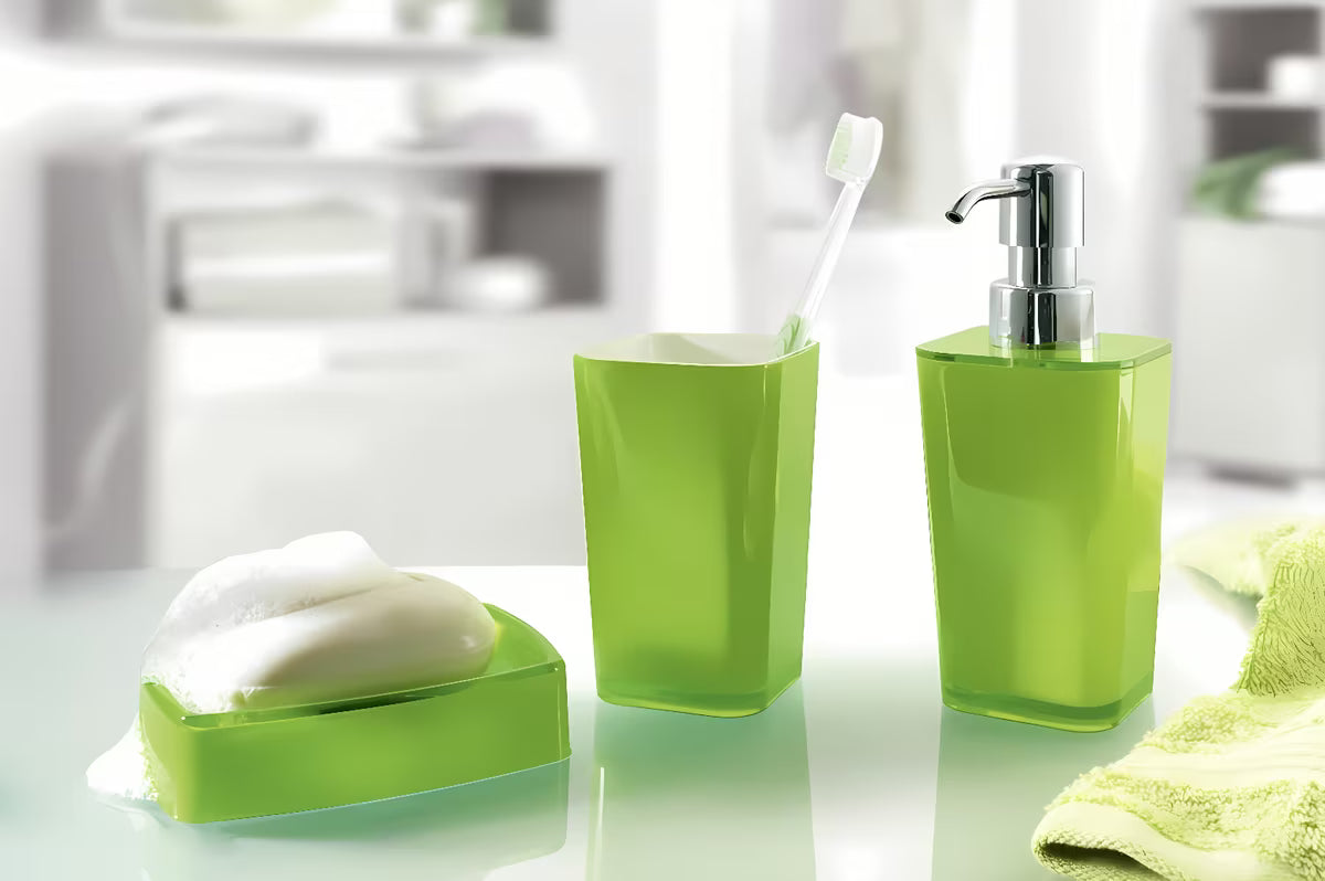 Zeleni dozirnik za milo Kleine Wolke Easy kao dodatak boje u kupaonici.