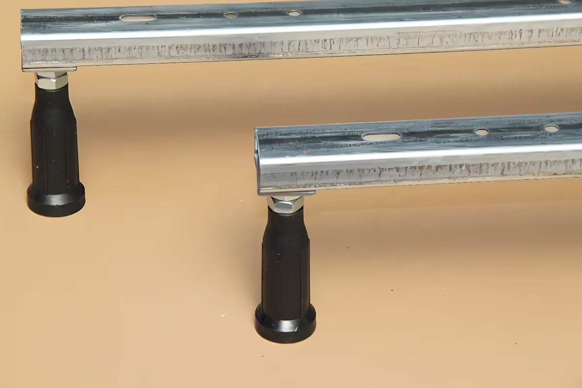 Nastavljive noge za kad pro akrilne kadi SAT in Laguna z nastavitvijo višine 80–195 mm.