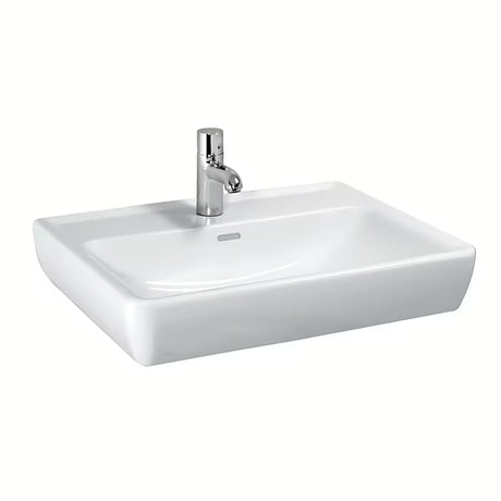 Viseče keramični umivalnik Laufen Pro A 65 x 48 cm v beli barvi z odprtino pro za armaturo na sredini.