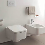 Bel WC deska Laufen Pro iz duroplasta pro za sodobno kopalnico.