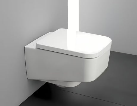 Bel WC deska Laufen Pro iz duroplasta s pokrovom in tehnologijo mehko Zapiranje Soft Close pro počasno spuščanje.