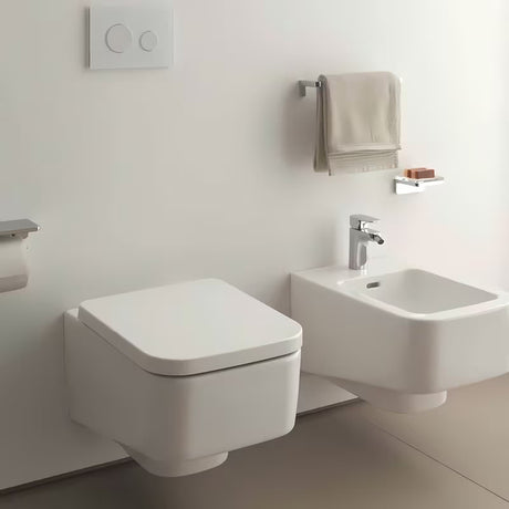 Bijeli viseča WC školjka Laufen Pro S bezrubnom izvedbom brez splakovalnega kroga i četvrtastim dizajnom.