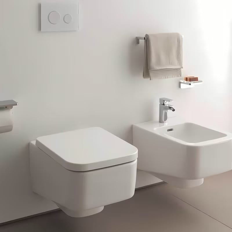 Bijele WC deska Laufen Pro od duroplasta pro za modernu kupaonicu.