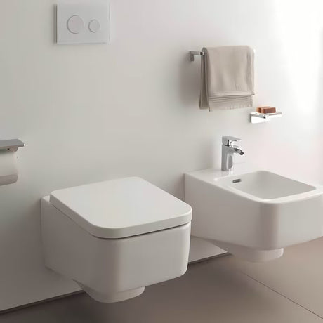 Bijele WC deska Laufen Pro od duroplasta pro za modernu kupaonicu.