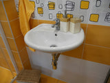 Bel viseče keramični umivalnik Multi 50 x 39,5 cm z odprtino pro armaturo na sredini