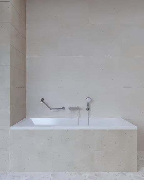 Kotno zidni ročaj SIKO Multi Chrome od nehrđajućeg čelika s integriranom posudicom za sapun pro sigurnije kretanje u kupaonici.