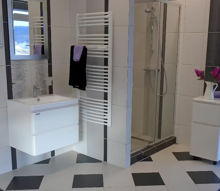 Bel ukrivljen držalo za brisače za cevni radiator Multi v izvedbi z dvojnim ročajem