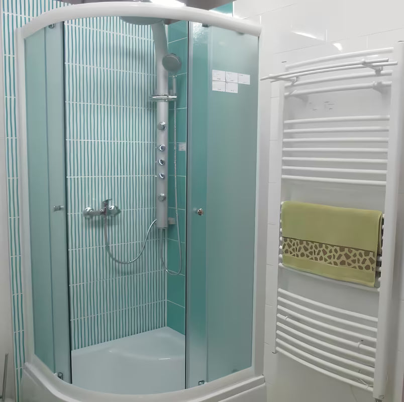 Bel ukrivljen držalo za brisače za cevni radiator Multi v izvedbi z dvojnim ročajem