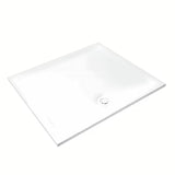 Bijeli dizajnerski sifon za tuš kadu s pokrovčkom, koji ne strši iznad površine kade.