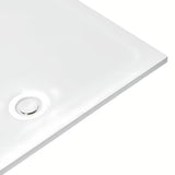 Bijeli dizajnerski sifon za tuš kadu s pokrovčkom, koji ne strši iznad površine kade.