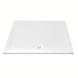 Bijeli dizajnerski sifon za tuš kadu s pokrovčkom, koji ne strši iznad površine kade.