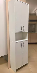 Visoka kopalniška omarica Multi Praxis iz belega laminata z dvema policama.