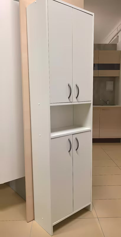 Visoka kopalniška omarica Multi Praxis iz belega laminata z dvema policama.