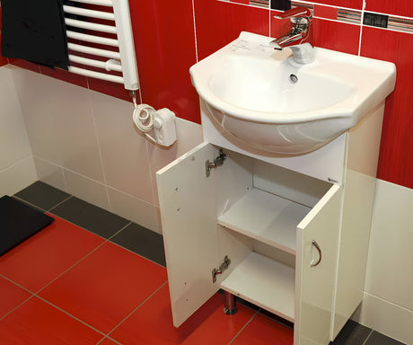 Bela kopalniška omarica Multi Pro s keramičnim umivalnikom širine 55 cm in nogicami iz nerjavečega jekla.