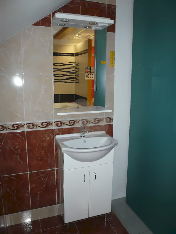 Bijela kopalniška omarica Multi Pro s keramičkim umivaonikom i nožicama od nehrđajućeg čelika