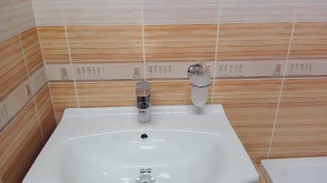 Eleganten dozirnik za milo Multi Simple v izvedbi chrome pro za vsakodnevno uporabo v kopalnici.