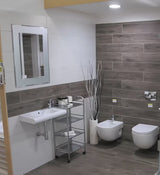 Elegantni kupaonski premični voziček na kotačićima s četiri police u izvedbi Chrome.