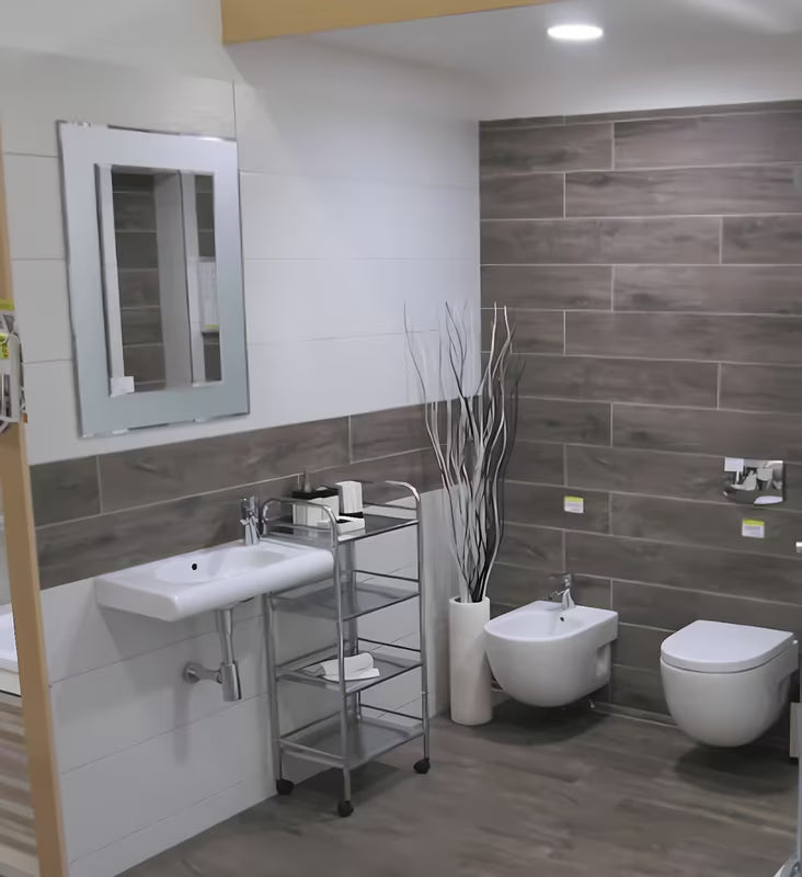 Elegantni kupaonski premični voziček na kotačićima s četiri police u izvedbi Chrome.