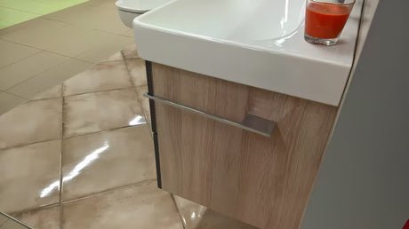 Univerzalni držalo za brisače Naturel Chrome pro za montažo z vijaki na stranico kopalniške omarice.