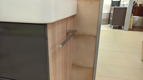 Univerzalni držalo za brisače Naturel Chrome pro za montažo z vijaki na stranico kopalniške omarice.