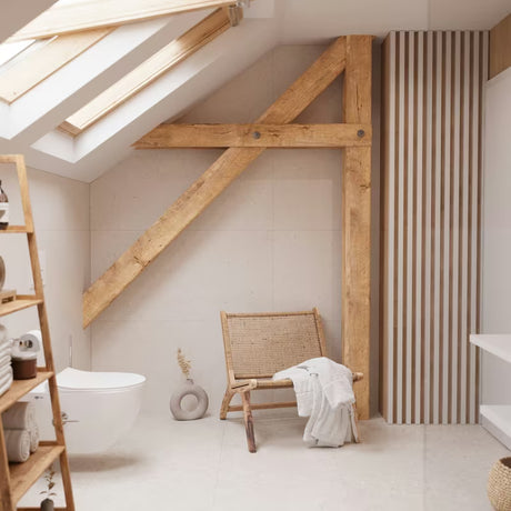 Stoječa regal Naturel Home v dekorju oreha z mat oljeno površino iz masivnega lesa.