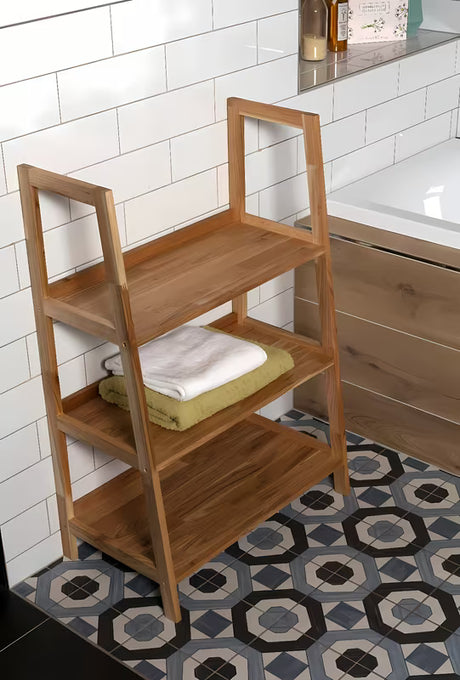 Stoječa regal Naturel Home u dekoru oraha s mat uljenom površinom od masivnog drva.