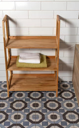 Stoječa regal Naturel Home u dekoru oraha s mat uljenom površinom od masivnog drva.