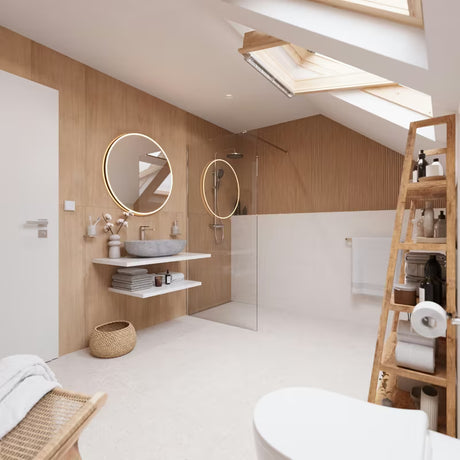 Stoječa regal Naturel Home u dekoru oraha s mat uljenom površinom od masivnog drva.