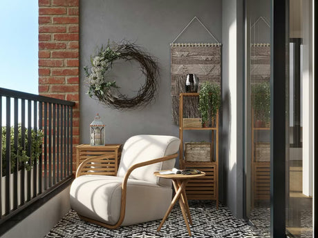 Stoječa regal Naturel Home u dekoru oraha s mat površinom od masivnog drva.