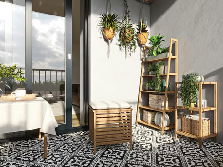 Stoječa tabure Naturel Home u dekoru oraha s mat uljenom površinom i tekstilnim sjedalom.