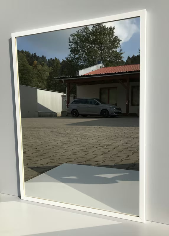 Kopalniško ogledalo z belim aluminijastim okvirjem, primerno pro za navpično ali vodoravno obešanje, 60 x 80 cm.