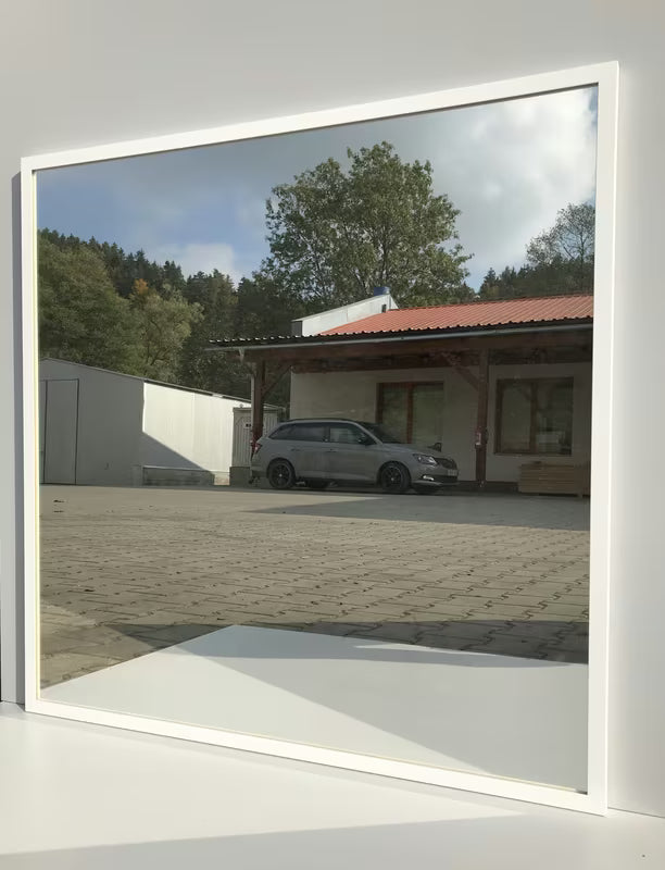 Kupaonsko ogledalo s bijelim aluminijskim okvirom, prikladno za okomito i vodoravno vješanje, 80 x 80 cm.