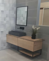 Ogledalo Naturel Oxo s crnim aluminijskim okvirom, mogućnost vješanja okomito i vodoravno, 60 x 80 cm.