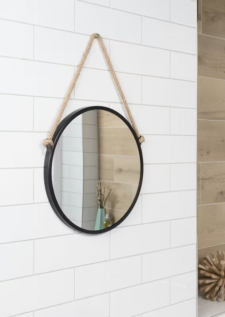 Okroglo kovinsko ogledalo Naturel premera 40 cm v črni mat barvi, obešeno na masivni vrvi.