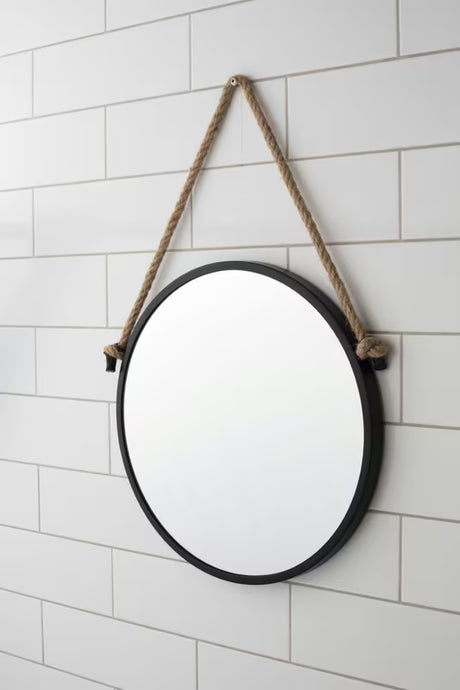 Okruglo viseče ogledalo Naturel s metalnim okvirom u crnoj mat boji, obješeno na čvrsto uže.
