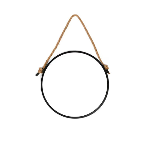 Okruglo viseče ogledalo Naturel s metalnim okvirom u crnoj mat boji, obješeno na čvrsto uže.