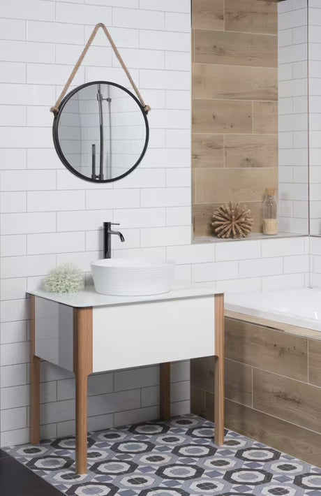 Okruglo viseče ogledalo Naturel s metalnim okvirom u crnoj mat boji, obješeno na čvrsto uže.