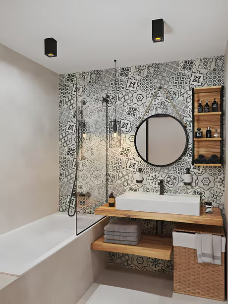 Okruglo viseče ogledalo Naturel s metalnim okvirom u crnoj mat boji, obješeno na čvrsto uže.