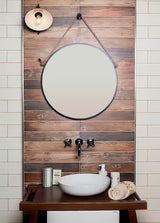 Okruglo metalno ogledalo Naturel promjera 40 cm u crnoj mat boji, obješeno na čvrsto uže.