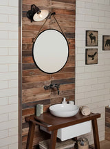 Okruglo metalno ogledalo Naturel promjera 40 cm u crnoj mat boji, obješeno na čvrsto uže.