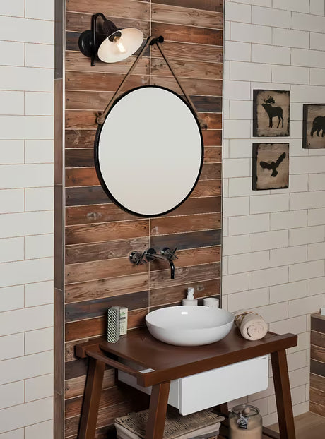 Okruglo metalno ogledalo Naturel promjera 40 cm u crnoj mat boji, obješeno na čvrsto uže.