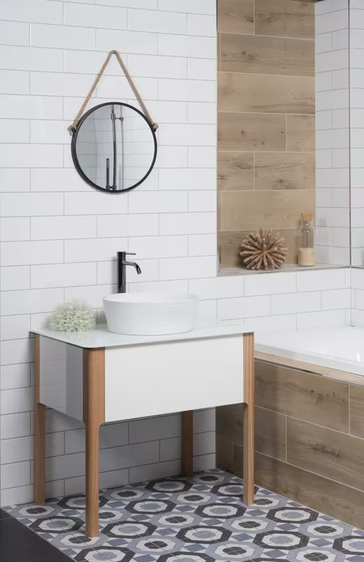 Okruglo metalno ogledalo Naturel promjera 40 cm u crnoj mat boji, obješeno na čvrsto uže.