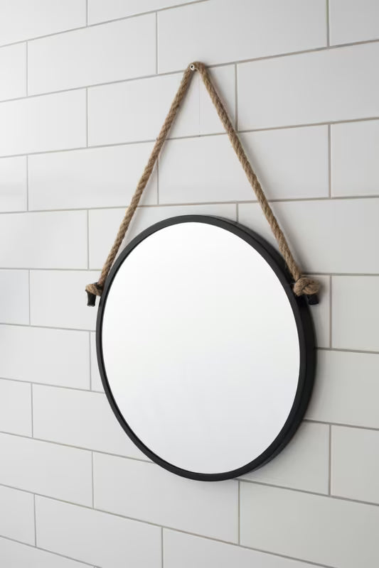 Okruglo metalno ogledalo Naturel promjera 40 cm u mat crnoj boji, obješeno na čvrsto uže.